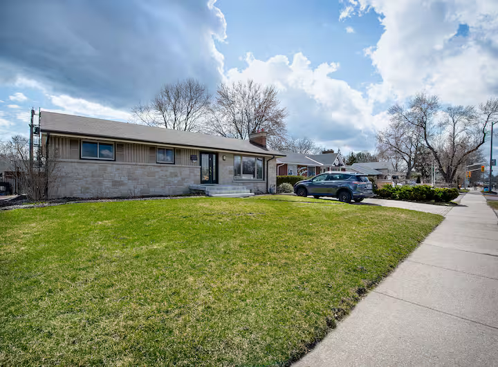 4018 New Street, Burlington, ON, L7L 1S7 2