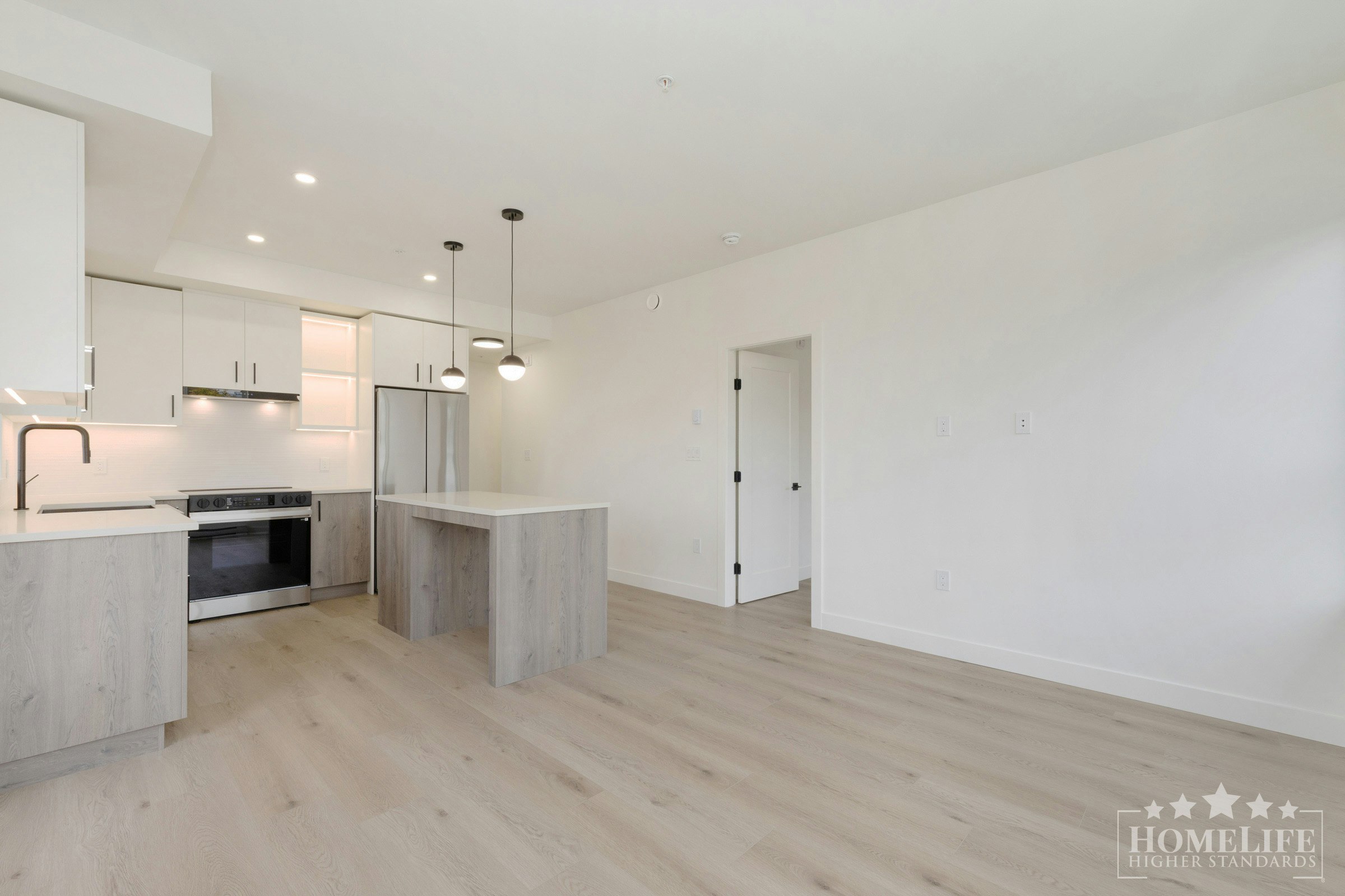 302-10425 147 Street, Surrey, BC, V3R 0J9 - 3