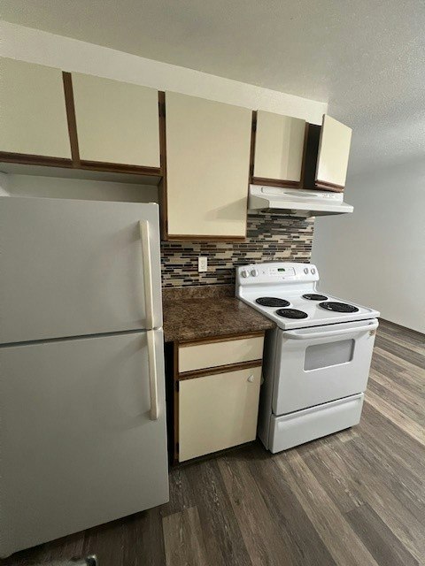 208-10011 150 Street, Surrey, BC, V3R 4A7 - 2