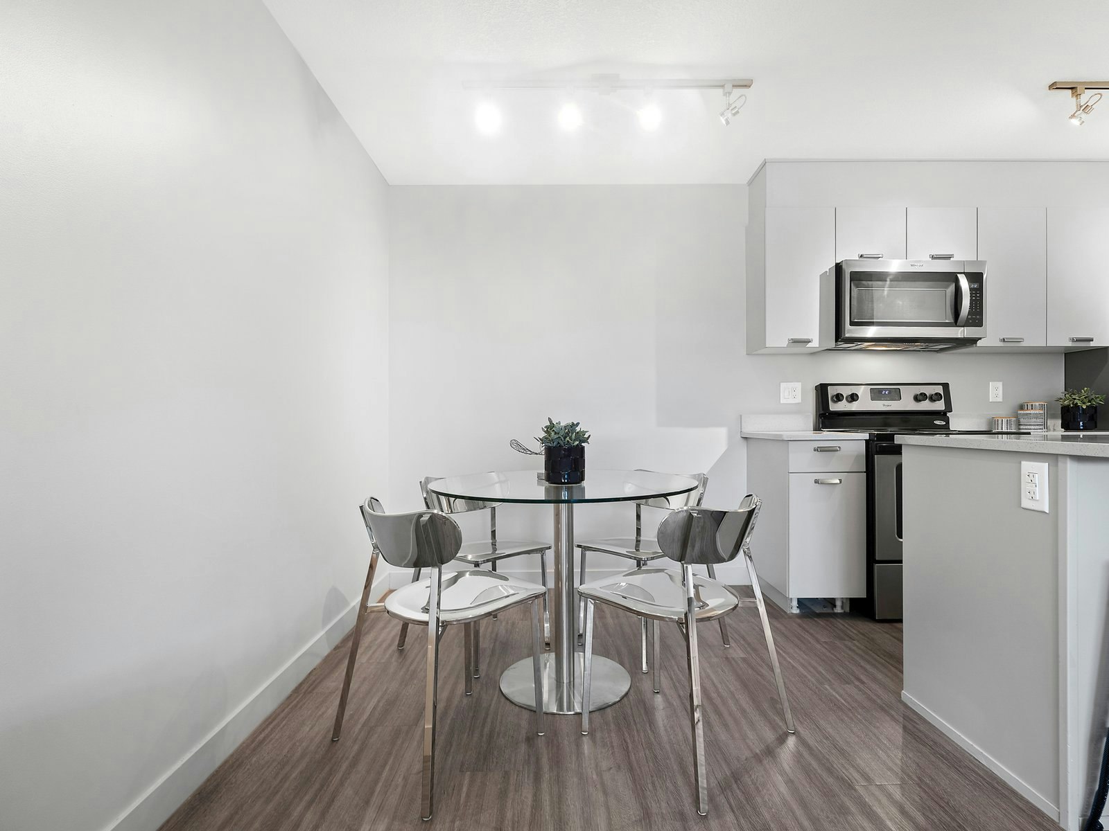 1 Bed 1Bath-840 Idylwyld Drive, Saskatoon, SK, S7L 6W7 - 2