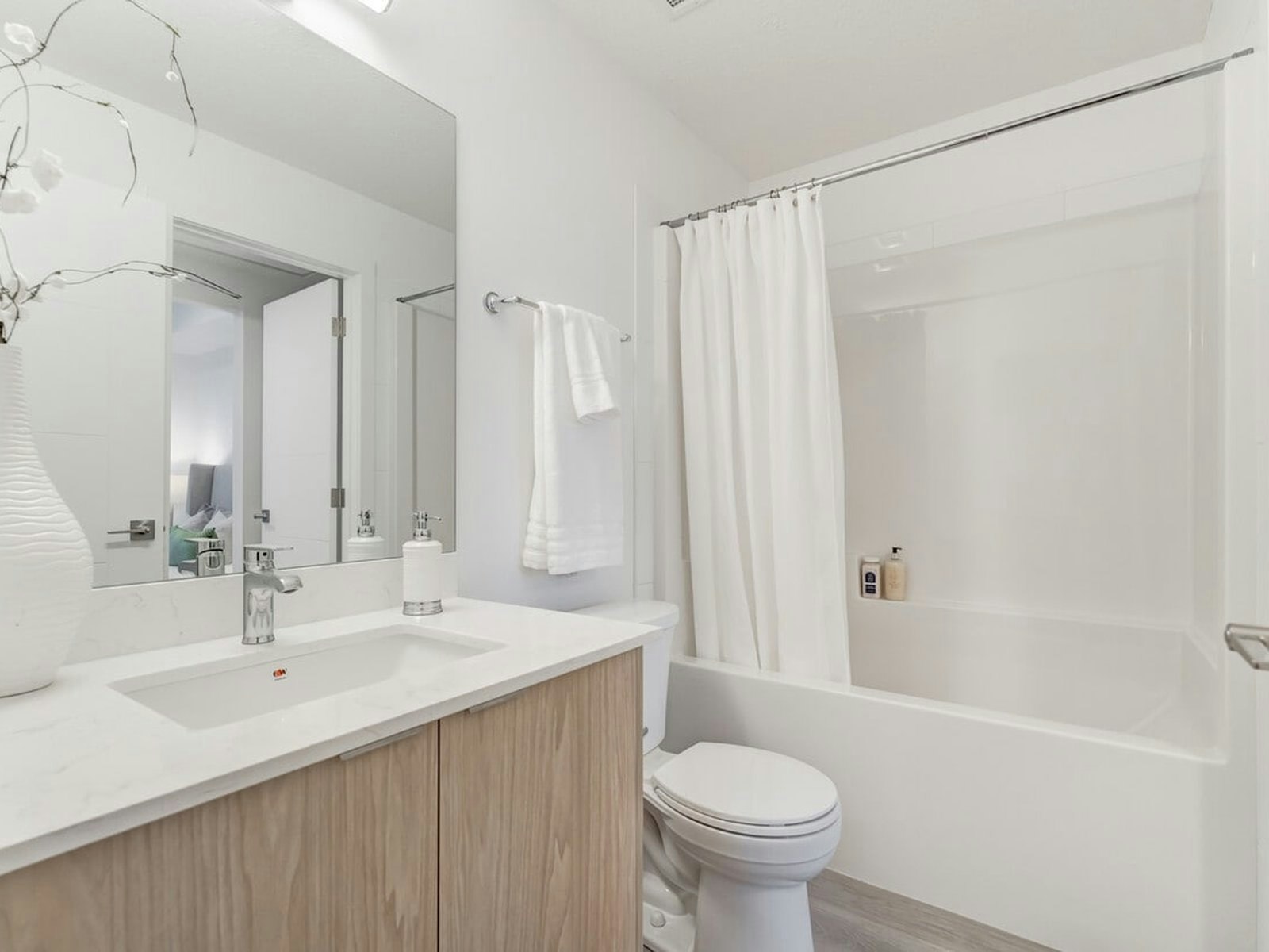 Suite 223-3360 16 Street SW, Calgary, AB, T2T 1Y5 - 9