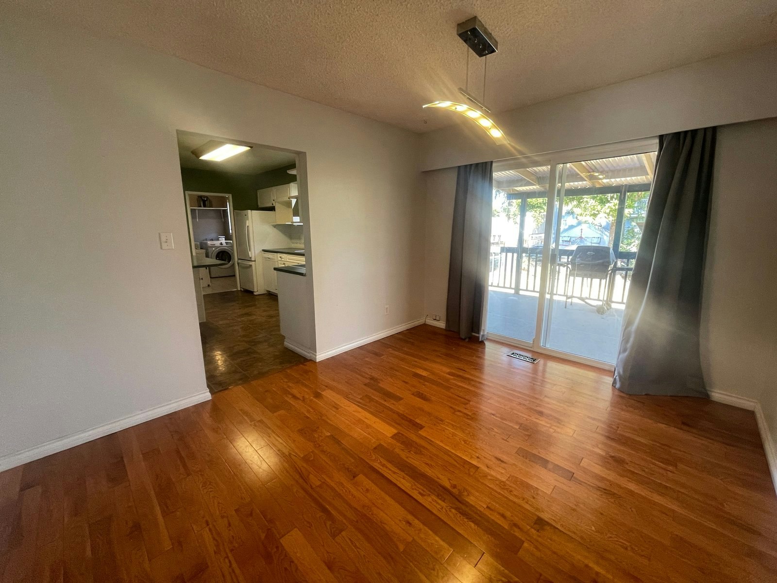 Main-32217 Pineview Avenue, Abbotsford, BC, V2T 1R2 - 2