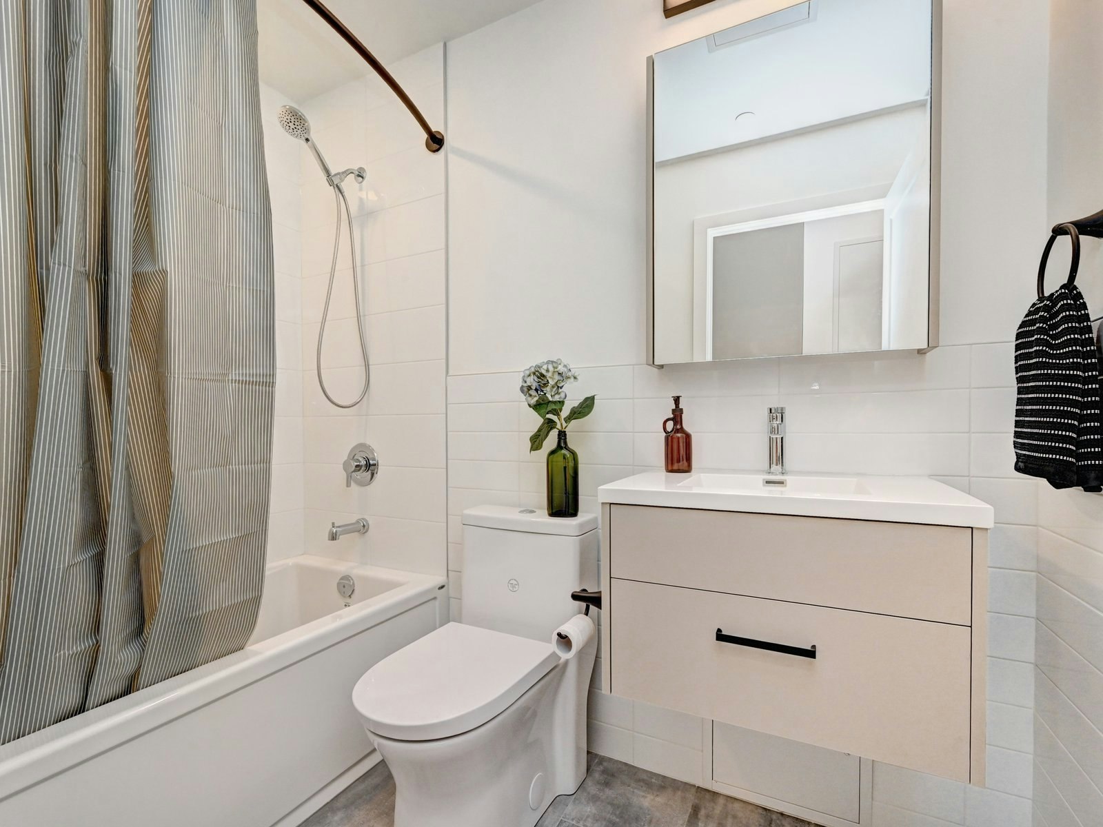 2 Bed + Den-415 Duke Street W, Kitchener, ON, N2H 0E6 - 17