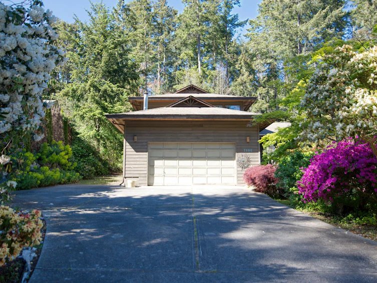 7104 Dale Road, Halfmoon Bay, BC, V7Z 0N2