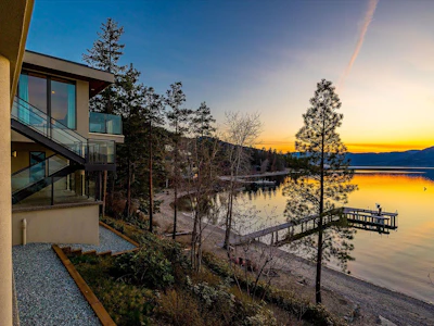 5560 Lakeshore Road - 3