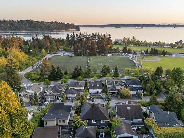 1075 Esplanade Avenue, West Vancouver, BC, V7T 1G2 - 32
