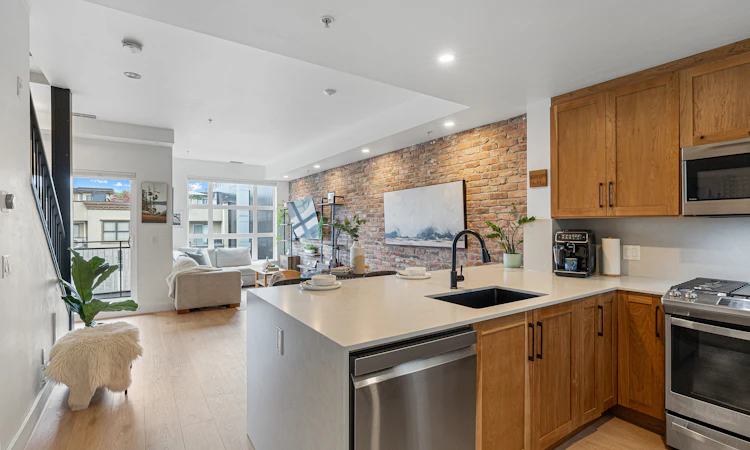 323-95 Moody Street
