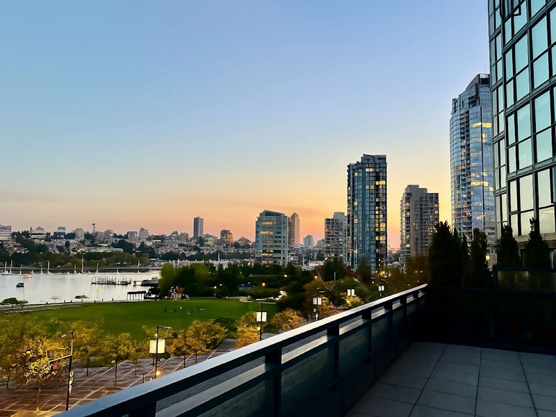 706 - 289 Drake Street, Vancouver BC V6B 5Z5