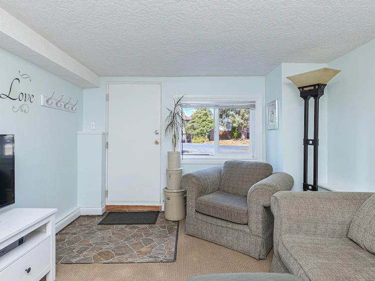 553 Broadway Street, Saanich, BC, V8Z 2G3 - 9