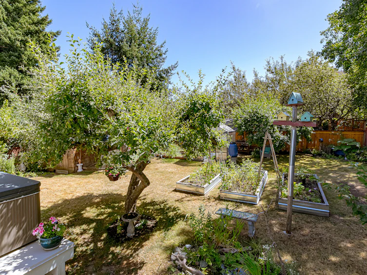 553 Broadway Street, Saanich, BC, V8Z 2G3 - 23