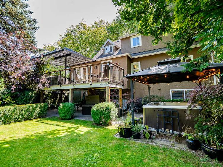 3821 W Broadway, Vancouver, BC, V6R 2C2 - 3