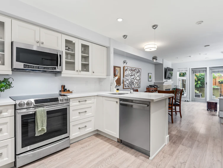208-2545 W Broadway, Vancouver, BC, V6K 2E9 - 11