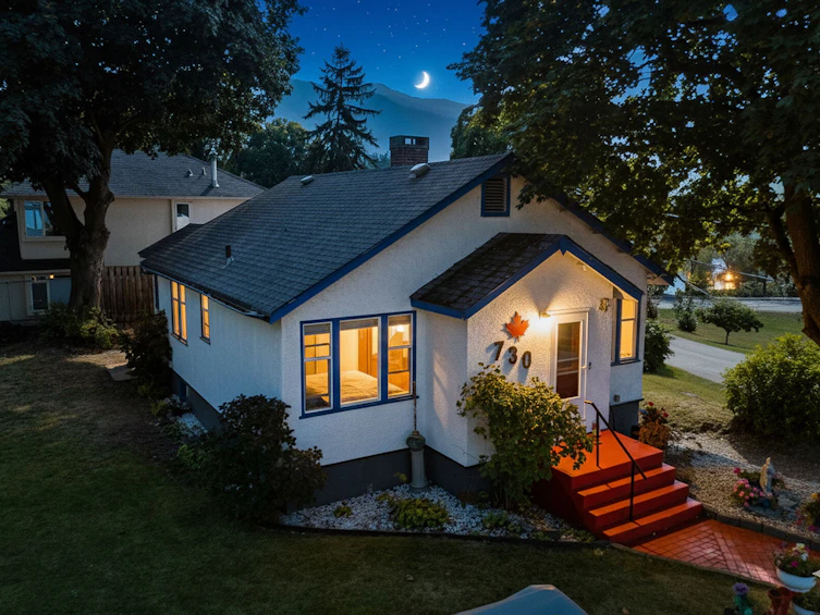 730 NE 9 Avenue, Salmon Arm, BC, V1E 4A1 - 3
