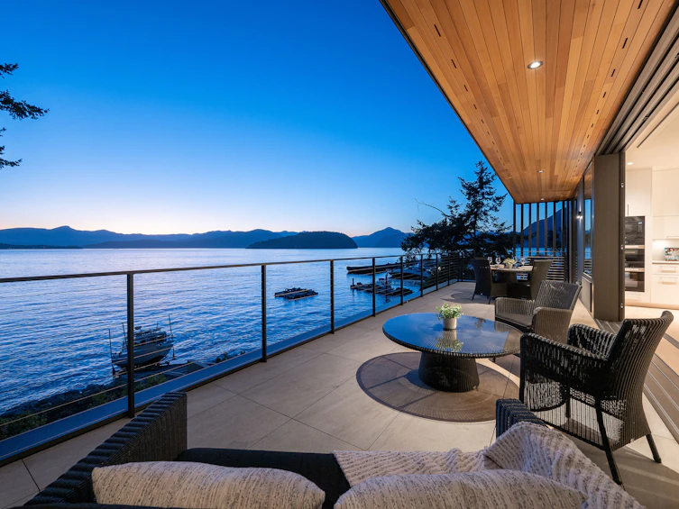 8885 Lawrence Way, West Vancouver, BC, V7W 2T7 - 2