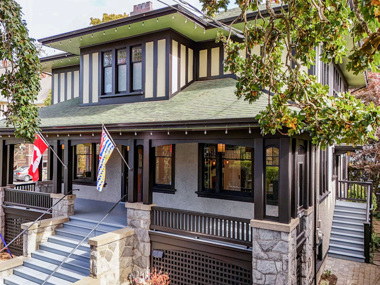 943 St. Charles Street, Victoria, BC, V8S 3P8 - 3