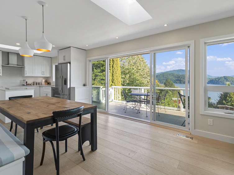 648 Gibsons Way, Gibsons, BC, V0N 1V9 - 2