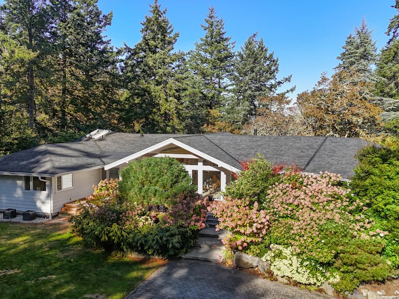 2623 Queenswood Drive, Saanich BC V8N 1X6