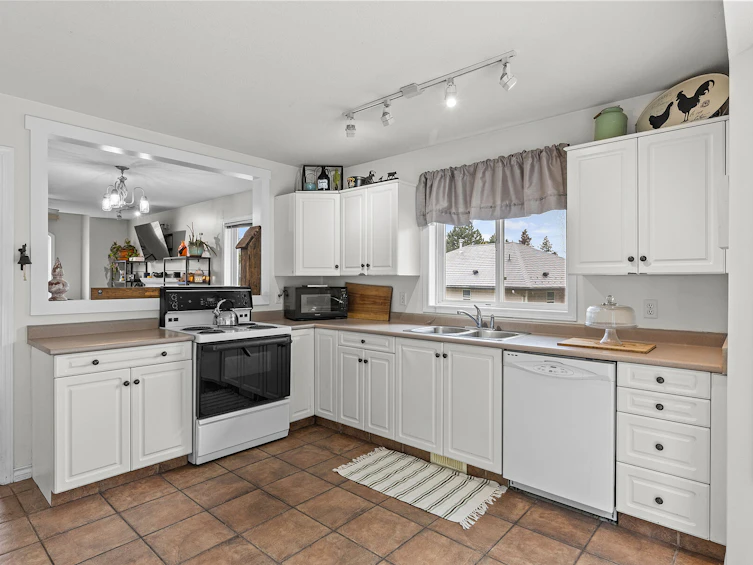 5817 Victoria Street, Peachland, BC, V0H 1X4 - 4