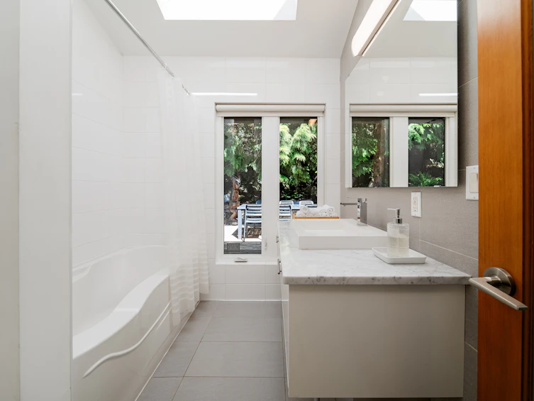 3985 Bayridge Avenue, West Vancouver, BC, V7V 3J6 - 13