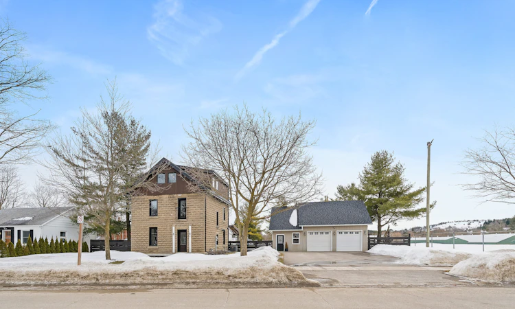 6 Dundas Street W