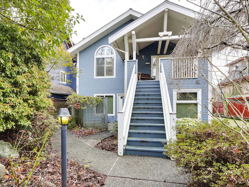 2564 W 6th Avenue, Vancouver BC V6K 1W5