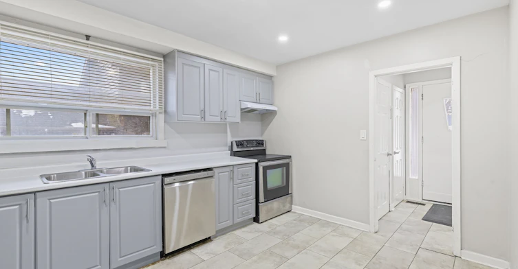 upper-957 Beechwood Avenue, Mississauga, ON, L5G 4E3 - 2