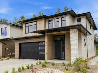 912 Bull Crescent - 2