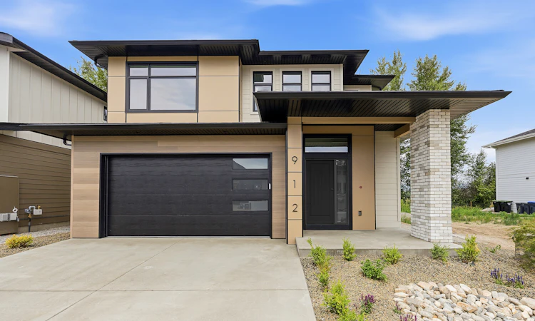 912 Bull Crescent