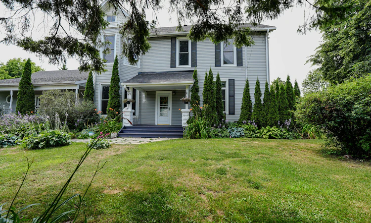103 Bruce Street S