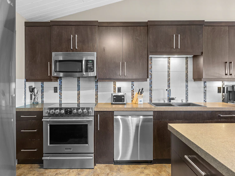 1084 S Westside Road, West Kelowna, BC, V1Z 3S1 - 6