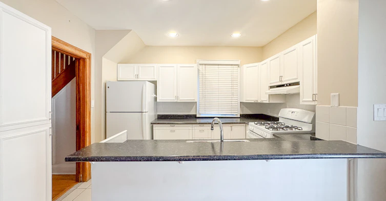 Upper-48 Lawrence Avenue W, Toronto, ON, M5M 1A4 - 9