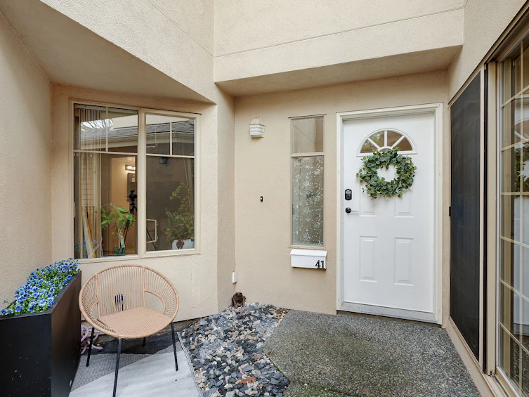 41-909 Admirals Road, Esquimalt, BC, V9A 2P1 - 2
