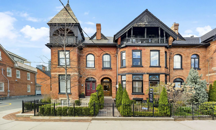 328 Wellesley Street E
