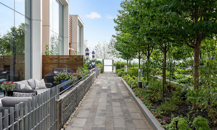 Th 115-29 Queens Quay E