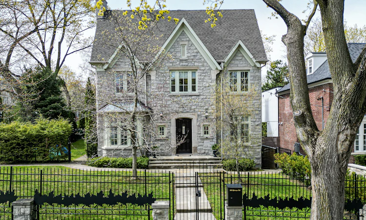 200 Glenayr Road