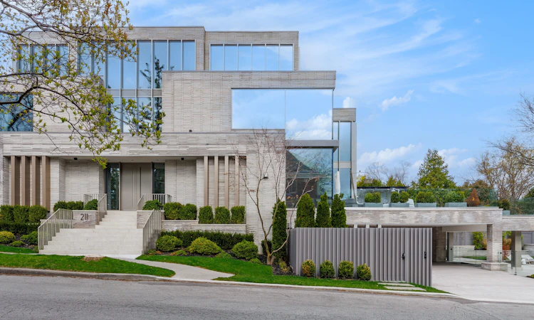 211 Dunvegan Road