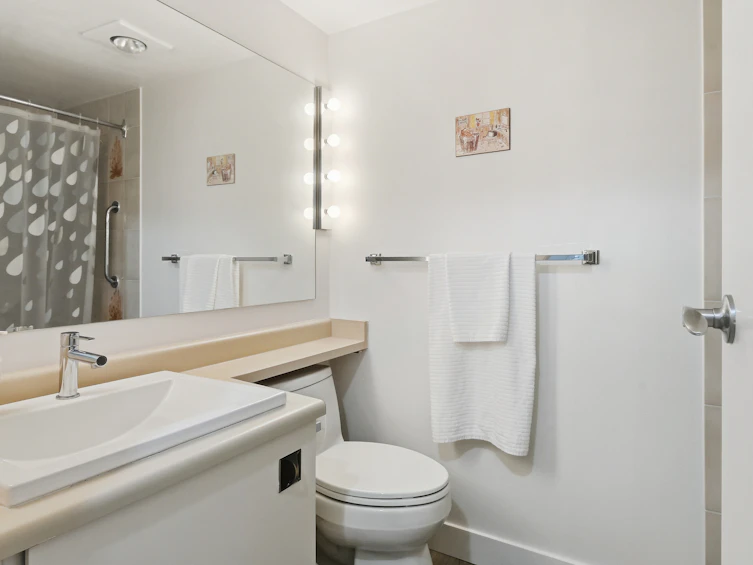 210-1521 Blackwood Street, Surrey, BC, V4B 3V6 - 13