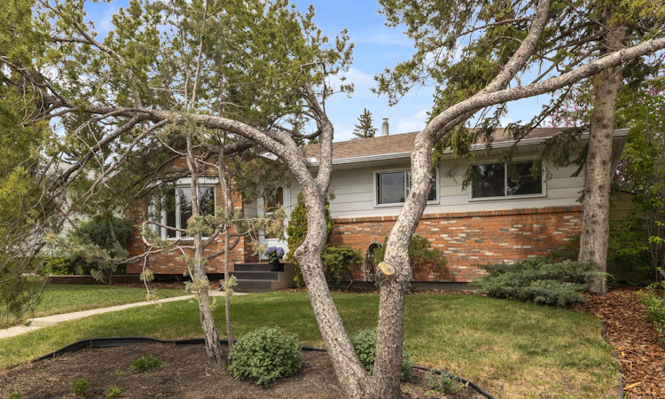 77 Hogarth Crescent SW