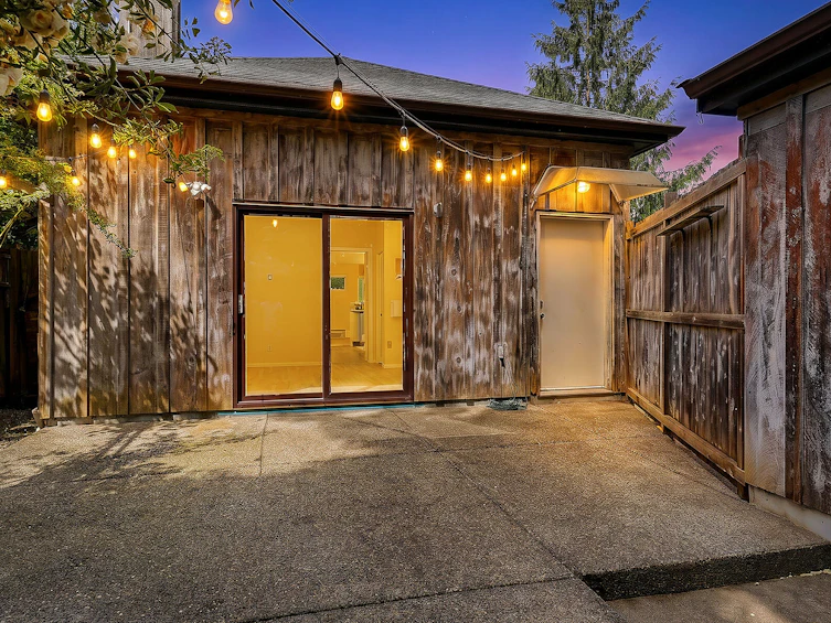 1607 Rebecca Street, Victoria, BC, V8T 3N3