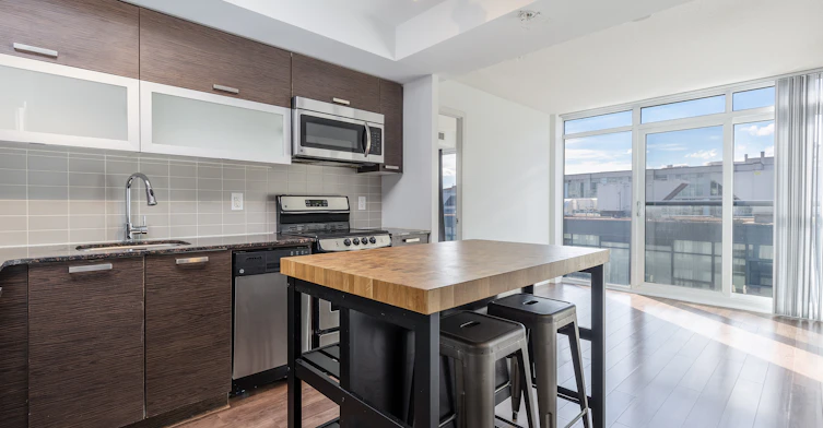 36 Lisgar Lph03e Street, Toronto, ON, M6J 0C7