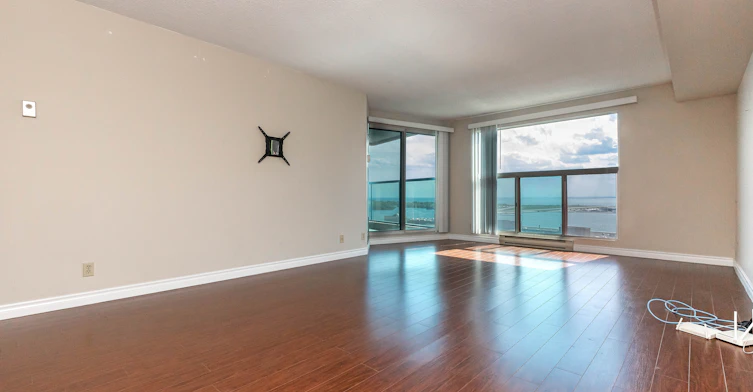 2210-77 Harbour Square, Toronto, ON, M5J 2S2 - 4
