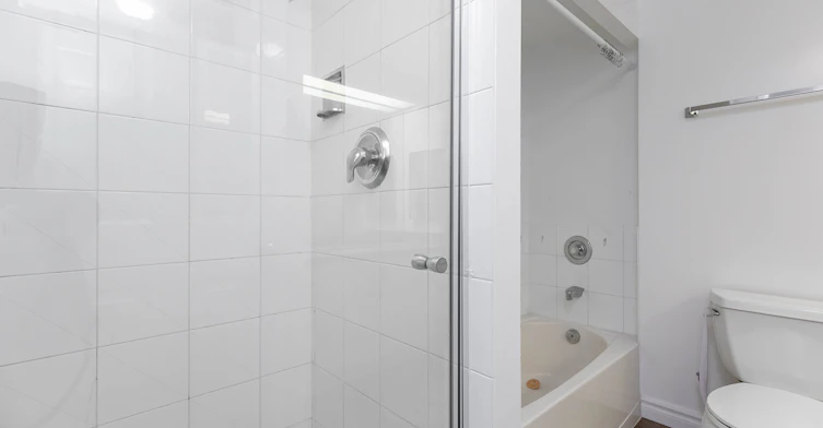 2210-77 Harbour Square, Toronto, ON, M5J 2S2 - 11