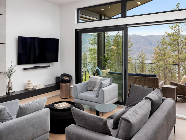 10038 Beacon Hill Drive, Lake Country, BC, V4V 0A9 - 10