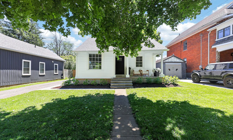131 Bruce Street S