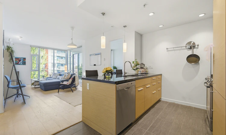 403-2528 Maple Street