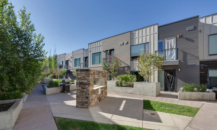 310-93 34 Avenue SW