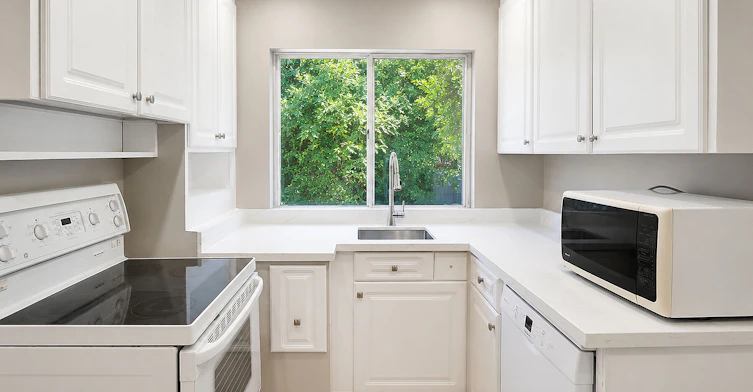 9 Lloydminster Crescent, Toronto, ON, M2M 2R9 - 6