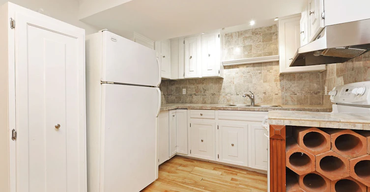 Lower-212 Glebemount Avenue, Toronto, ON, M4C 3T1 - 17