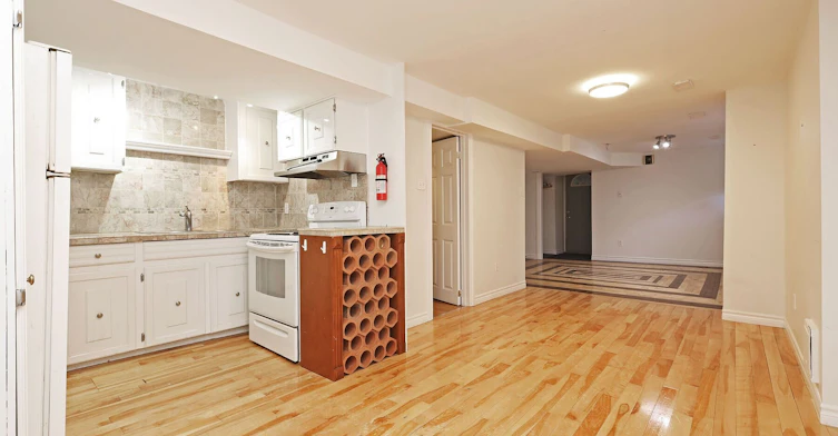 Lower-212 Glebemount Avenue, Toronto, ON, M4C 3T1 - 14