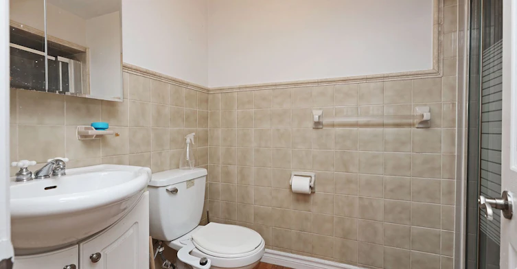 Lower-212 Glebemount Avenue, Toronto, ON, M4C 3T1 - 4